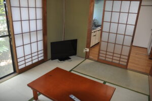 各部屋はおよそ８畳和室です。